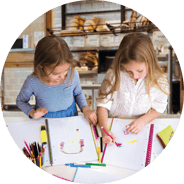 enfants dessinant dans masque